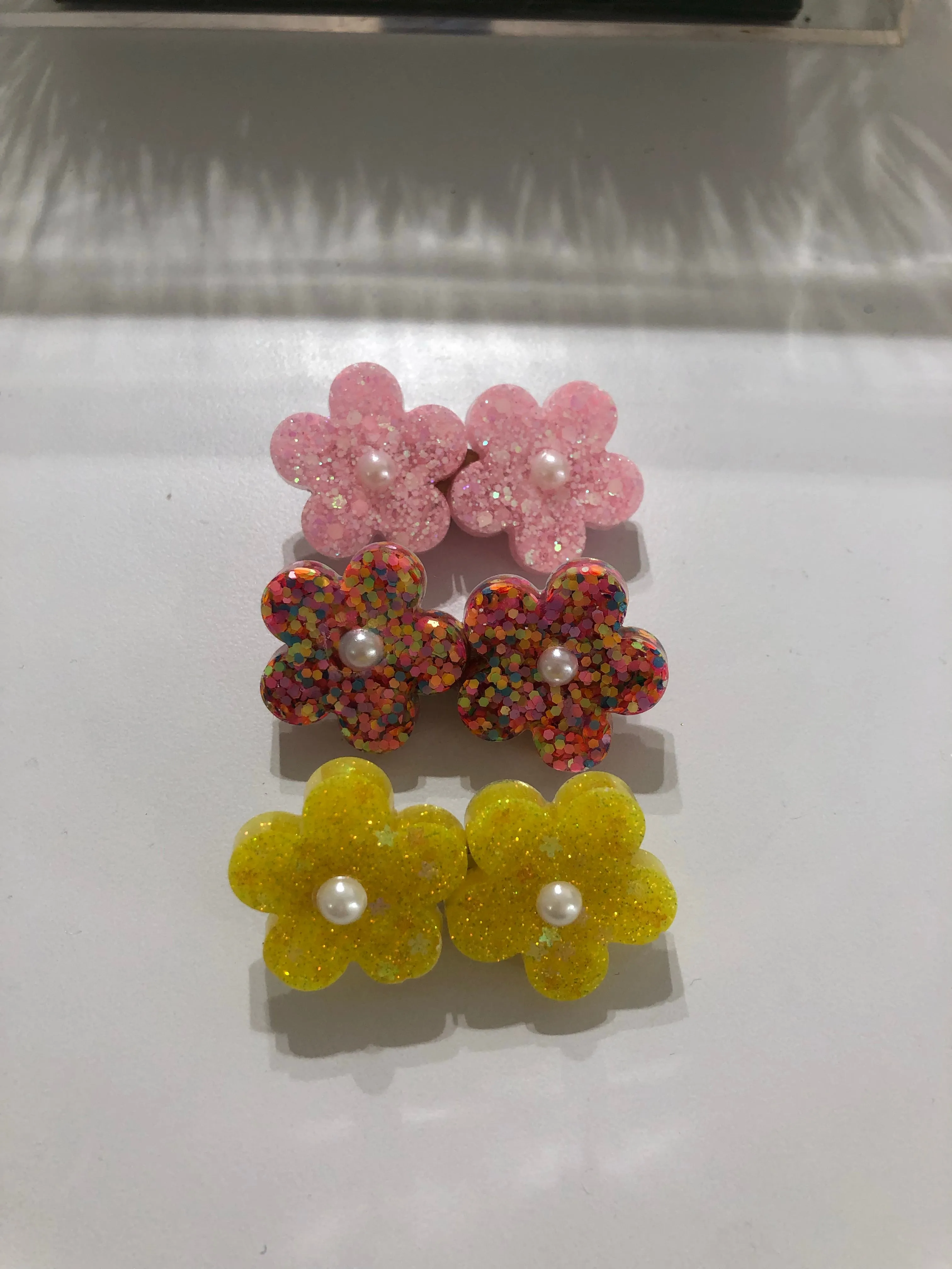 2 flowers resin hair clips