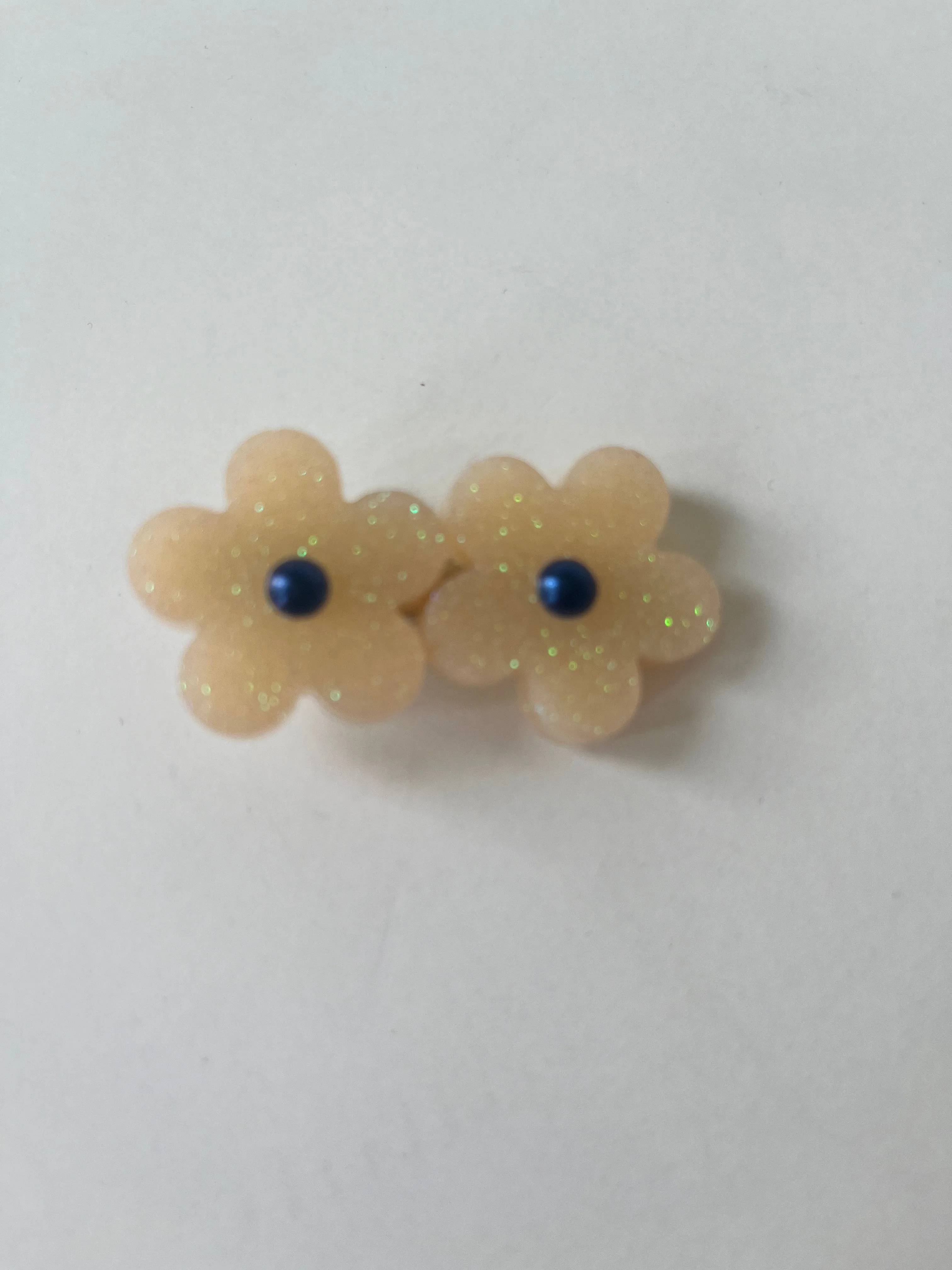 2 flowers resin hair clips