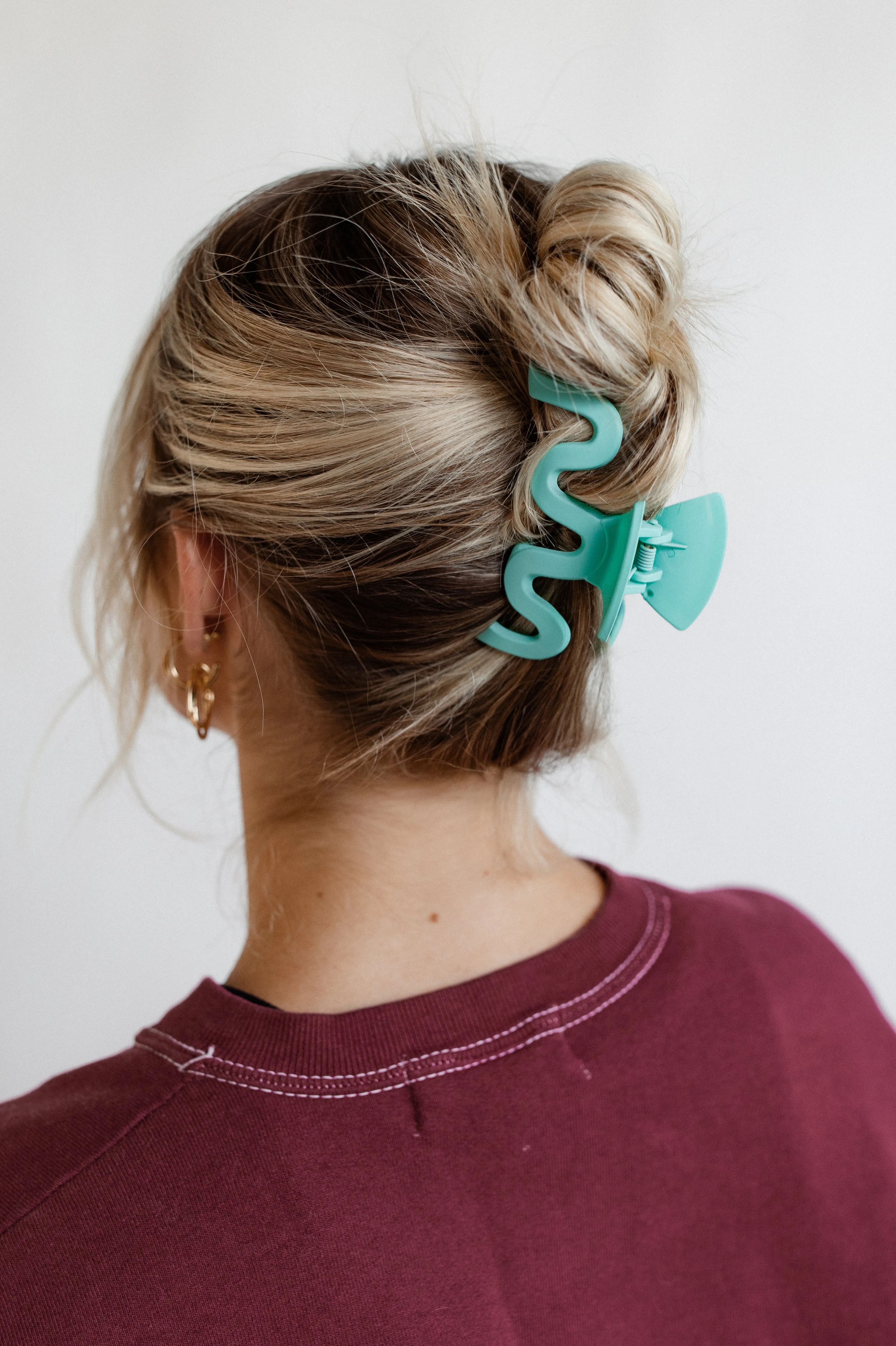 Inez Wavy Claw Clip