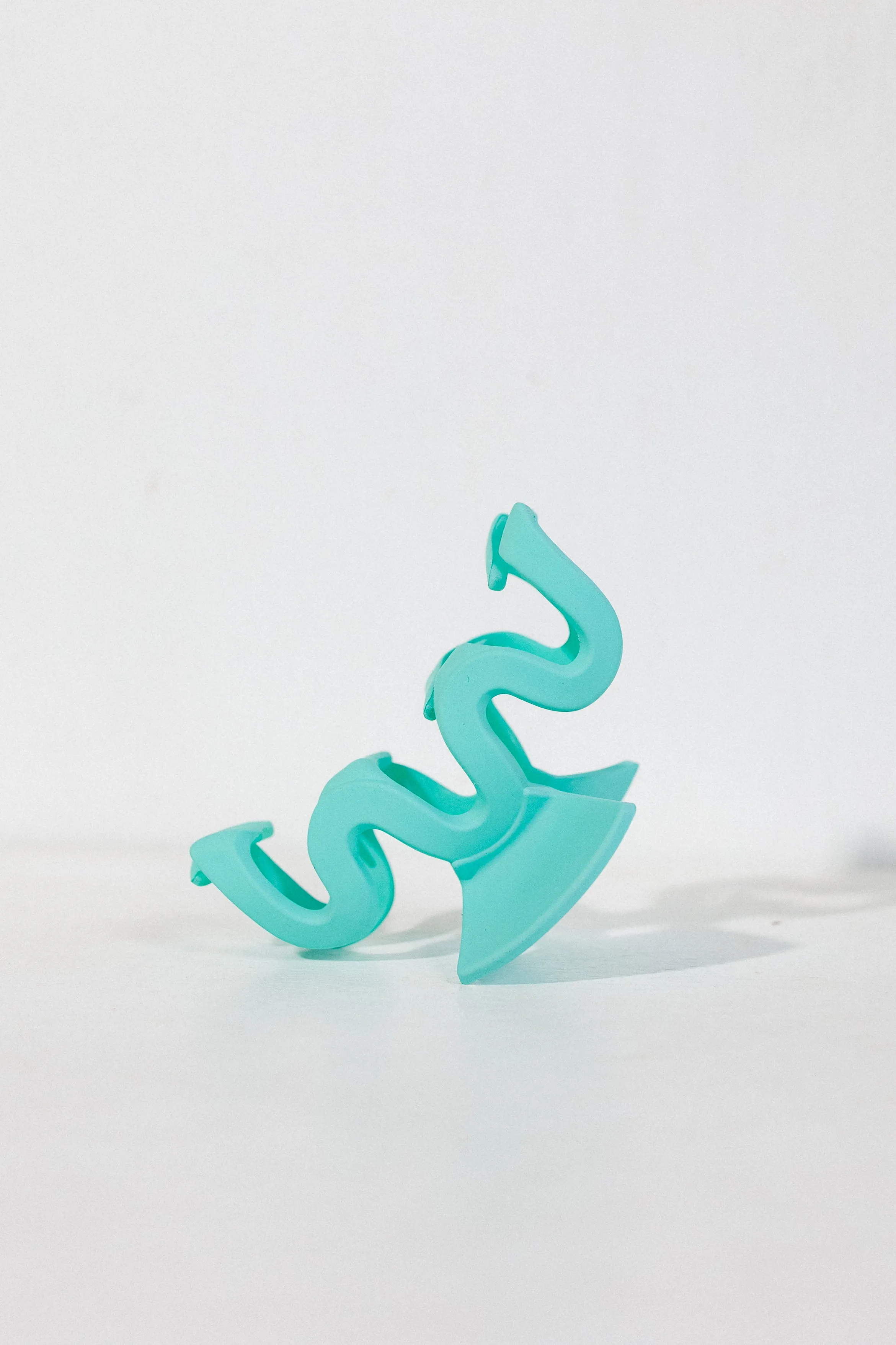 Inez Wavy Claw Clip