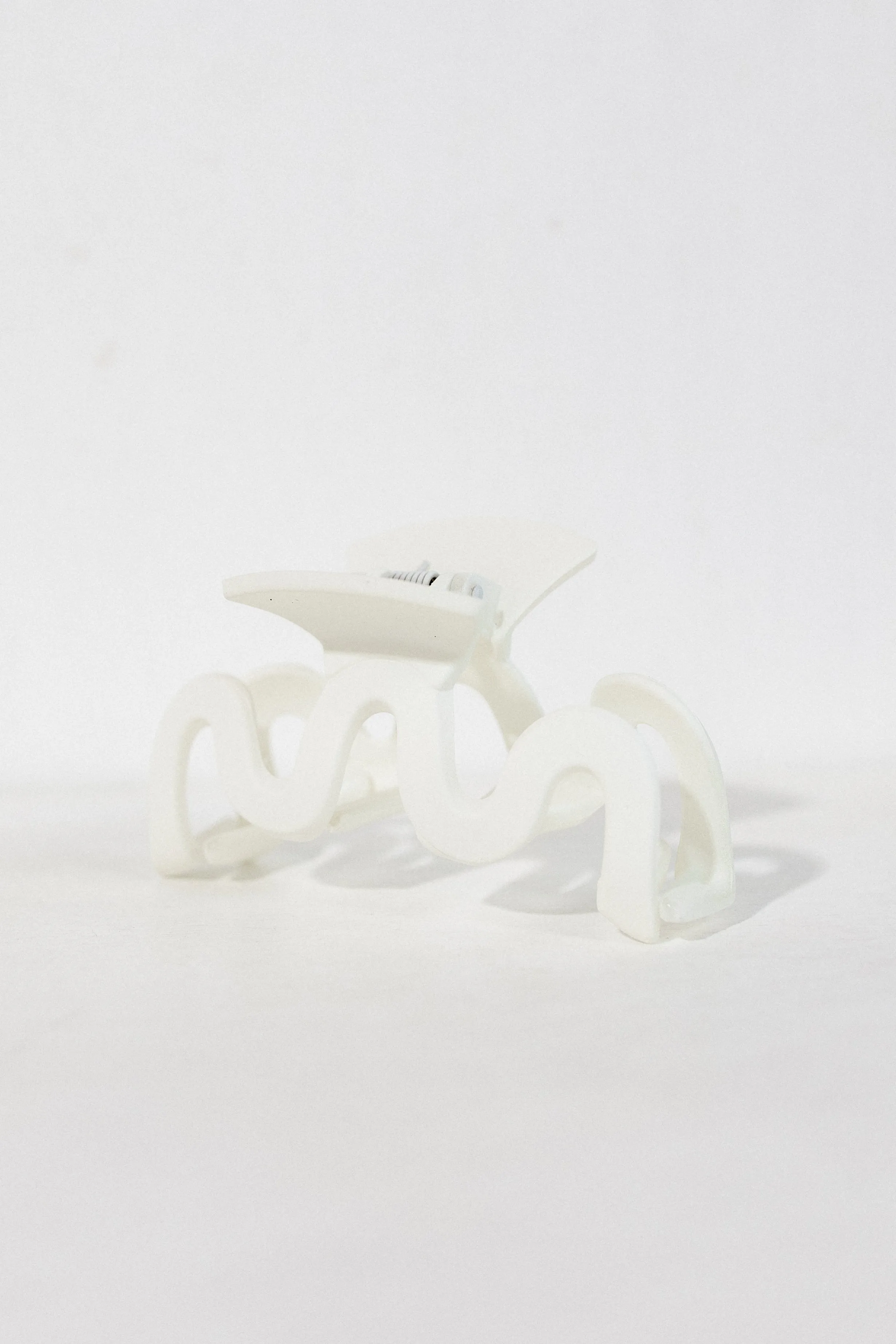 Inez Wavy Claw Clip